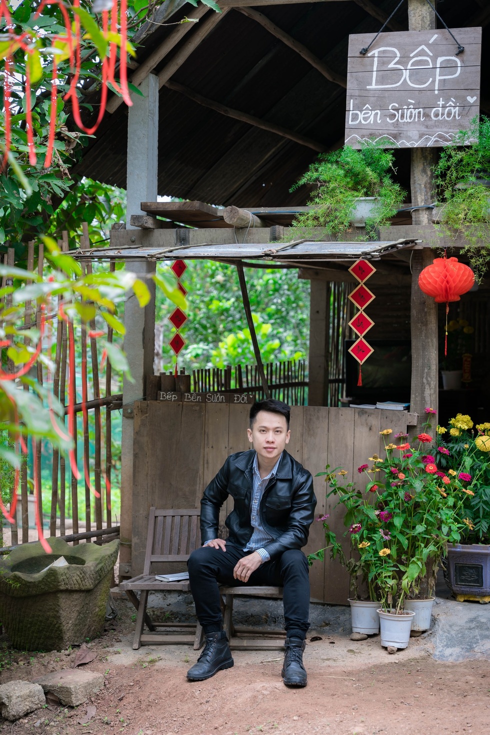 Bỏ phố về quê, hai chàng trai bán tài sản xây căn bếp hút triệu lượt xem - 1