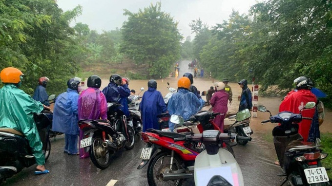 Mưa lớn khiến nhiều tuyến đường, ngầm, tràn bị ngập; giao thông chia cắt. (Ảnh: Báo Giao thông)