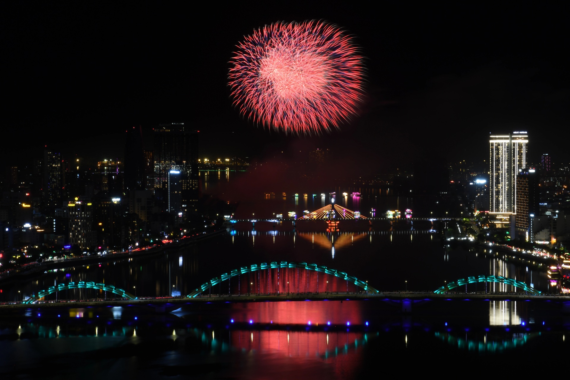 Canada ma thuật, Trung Quốc du ký với pháo hoa bên sông Hàn - 6 Canada ma thuật, Trung Quốc du ký với pháo hoa bên sông Hàn - 6