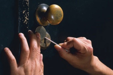 Đột nhập trụ sở UBND huyện lấy 15 triệu đồng