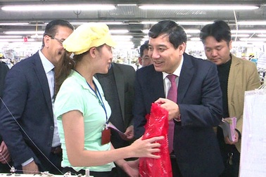 Lãnh đạo tỉnh Nghệ An thăm, chúc Tết cho công nhân và người nghèo