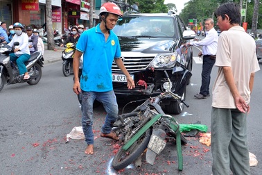 Gây tai nạn, thanh niên giả bộ quét dọn hiện trường rồi "chuồn êm"