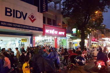 Nhiều bi sắt vương vãi tại hiện trường vụ nổ súng, cướp ngân hàng táo tợn