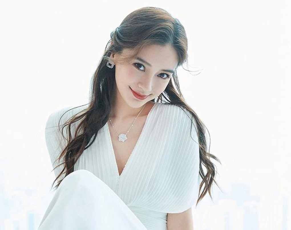 Một năm sau khi ly hôn Huỳnh Hiểu Minh, Angelababy sống thế nào? - 4