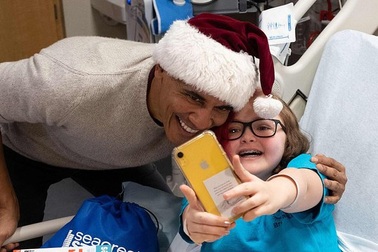“Ông già Noel” Barack Obama phát quà cho bệnh nhi