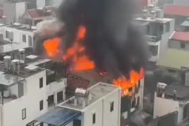 Hà Nội: Tầng tum nhà dân bốc cháy như ngọn đuốc