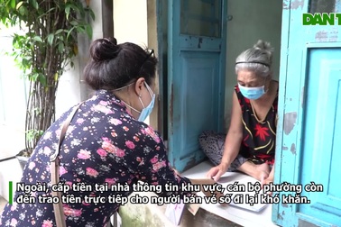 Người bán vé số lẻ ở Cần Thơ vui mừng được nhận tiền hỗ trợ