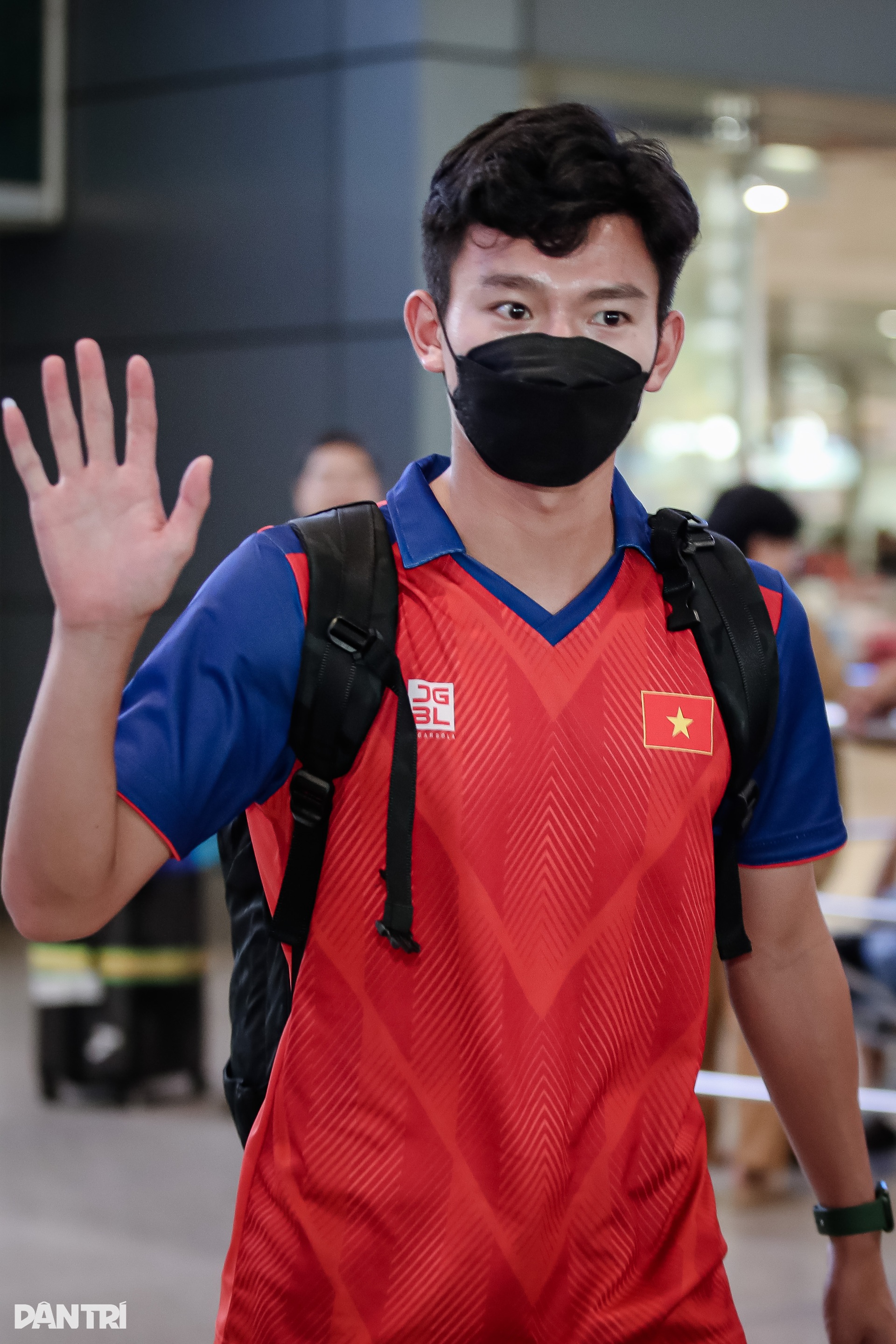 HLV Troussier cùng đội U22 về nước trong sự đón chào của người hâm mộ TPHCM - 7 HLV Troussier cùng đội U22 về nước trong sự đón chào của người hâm mộ TPHCM - 7