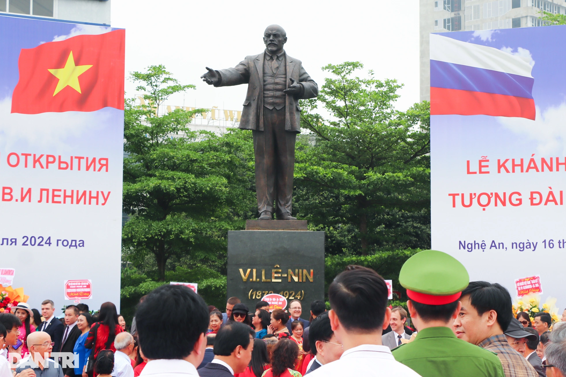 View - Khánh thành tượng Lê-nin nặng 4,5 tấn tại Nghệ An | Báo Dân trí