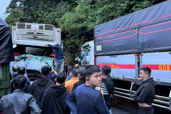 Hai xe tải tông trực diện trên đèo Bảo Lộc ở Lâm Đồng, giao thông ùn tắc