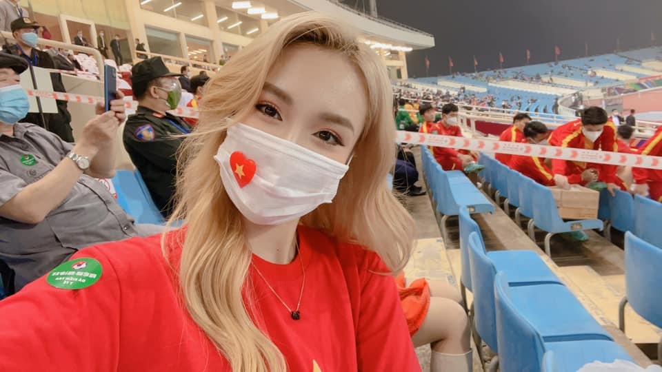Hot girl đi cổ vũ bóng đá: Đẹp nhưng cần có ý thức phòng dịch bệnh - 6 Hot girl đi cổ vũ bóng đá: Đẹp nhưng cần có ý thức phòng dịch bệnh - 6