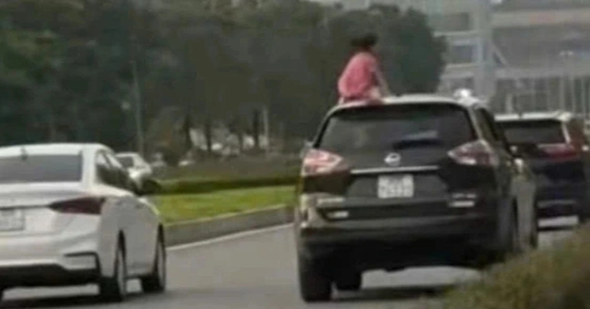 Nữ tài xế bị phạt 5 triệu đồng vì để con ngồi trên nóc ô tô