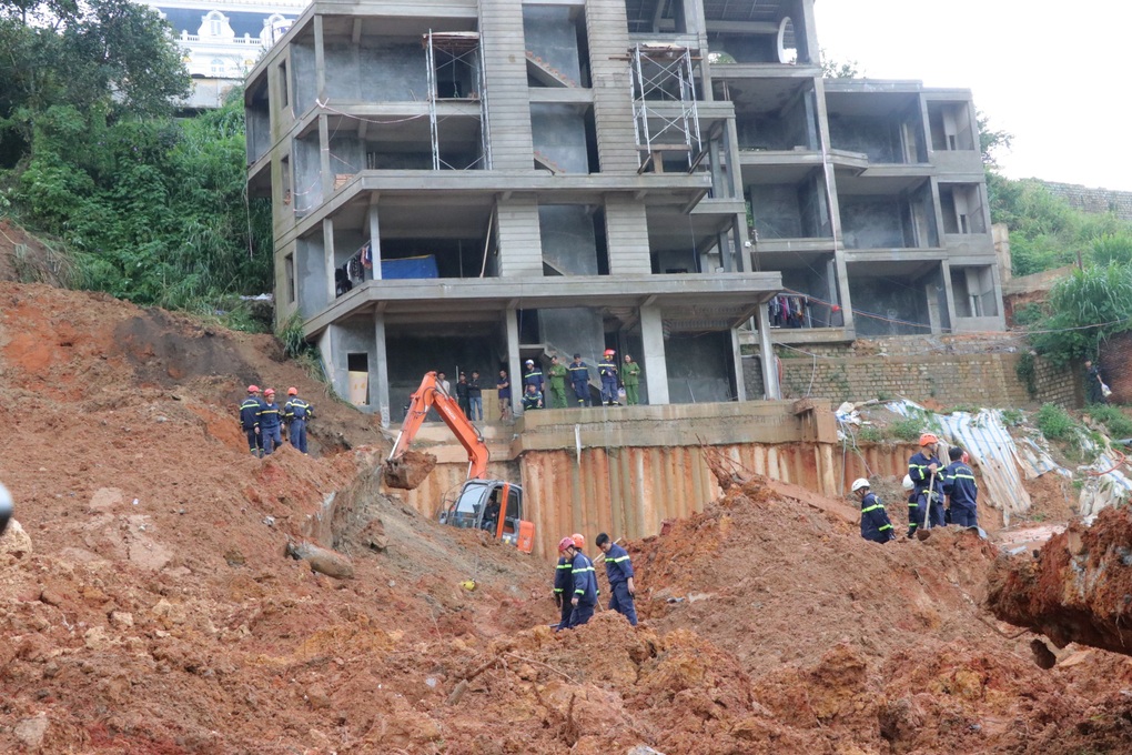 Vụ sạt lở ở Đà Lạt: 2 người bị vùi lấp, 5 người nhập viện - 2 Vụ sạt lở ở Đà Lạt: 2 người bị vùi lấp, 5 người nhập viện - 2