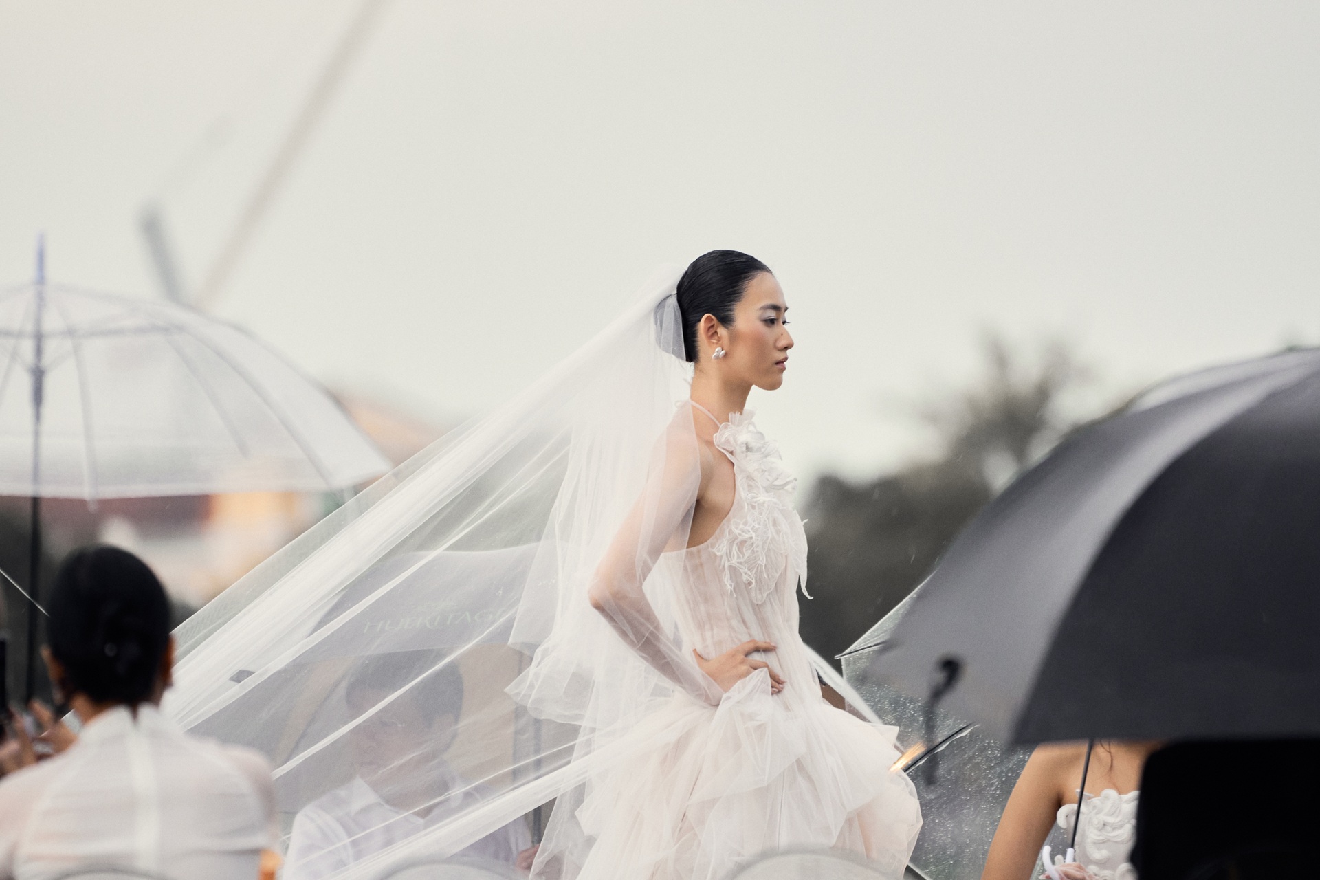 Lan Khuê và dàn sao đội mưa xem trình diễn thời trang trên sông Hương - 8 Lan Khuê và dàn sao đội mưa xem trình diễn thời trang trên sông Hương - 8