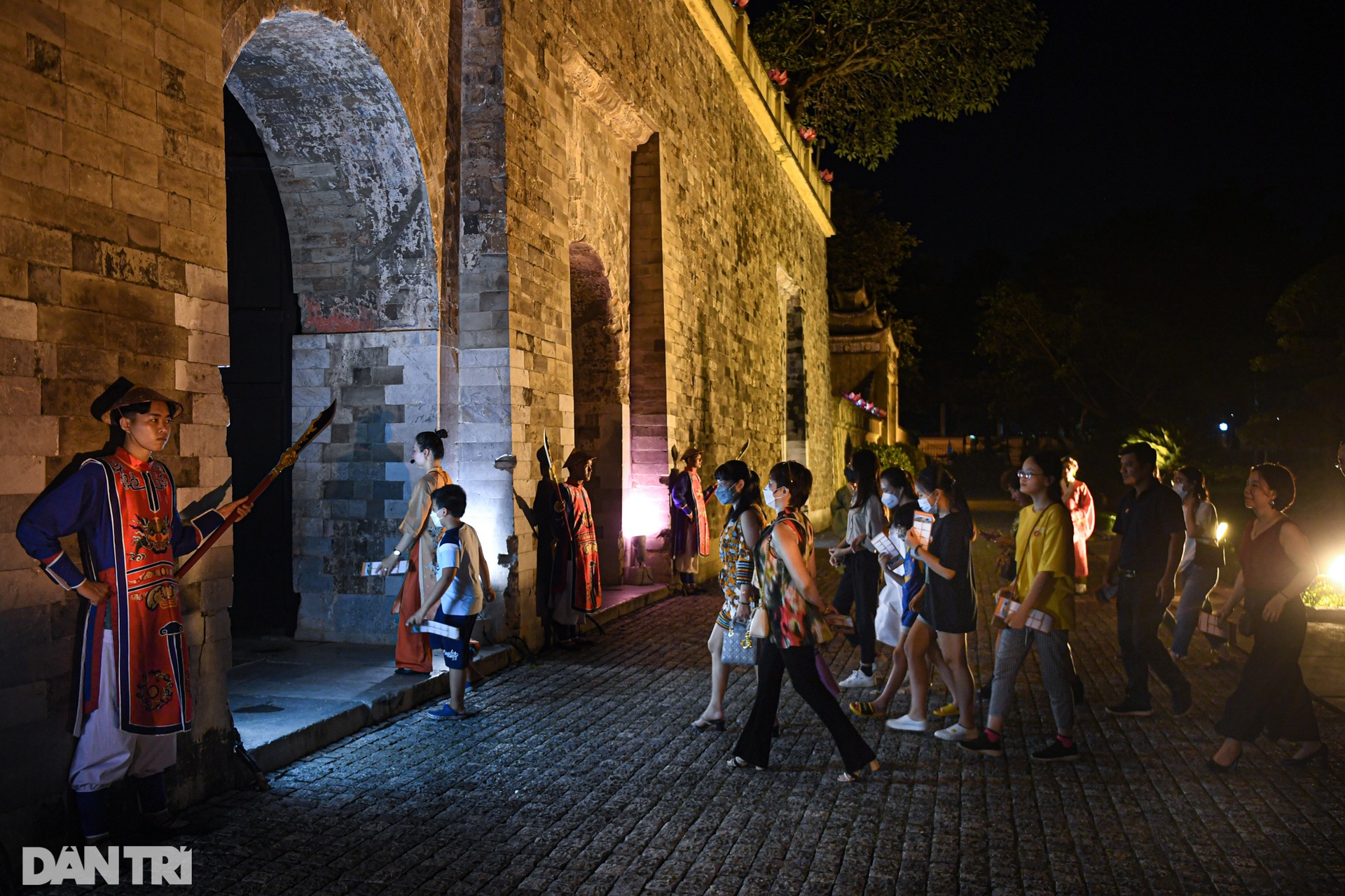 Chong đèn khám phá cấm cung nghìn năm tuổi ngay giữa Hà Nội lúc nửa đêm - 2 Chong đèn khám phá cấm cung nghìn năm tuổi ngay giữa Hà Nội lúc nửa đêm - 2
