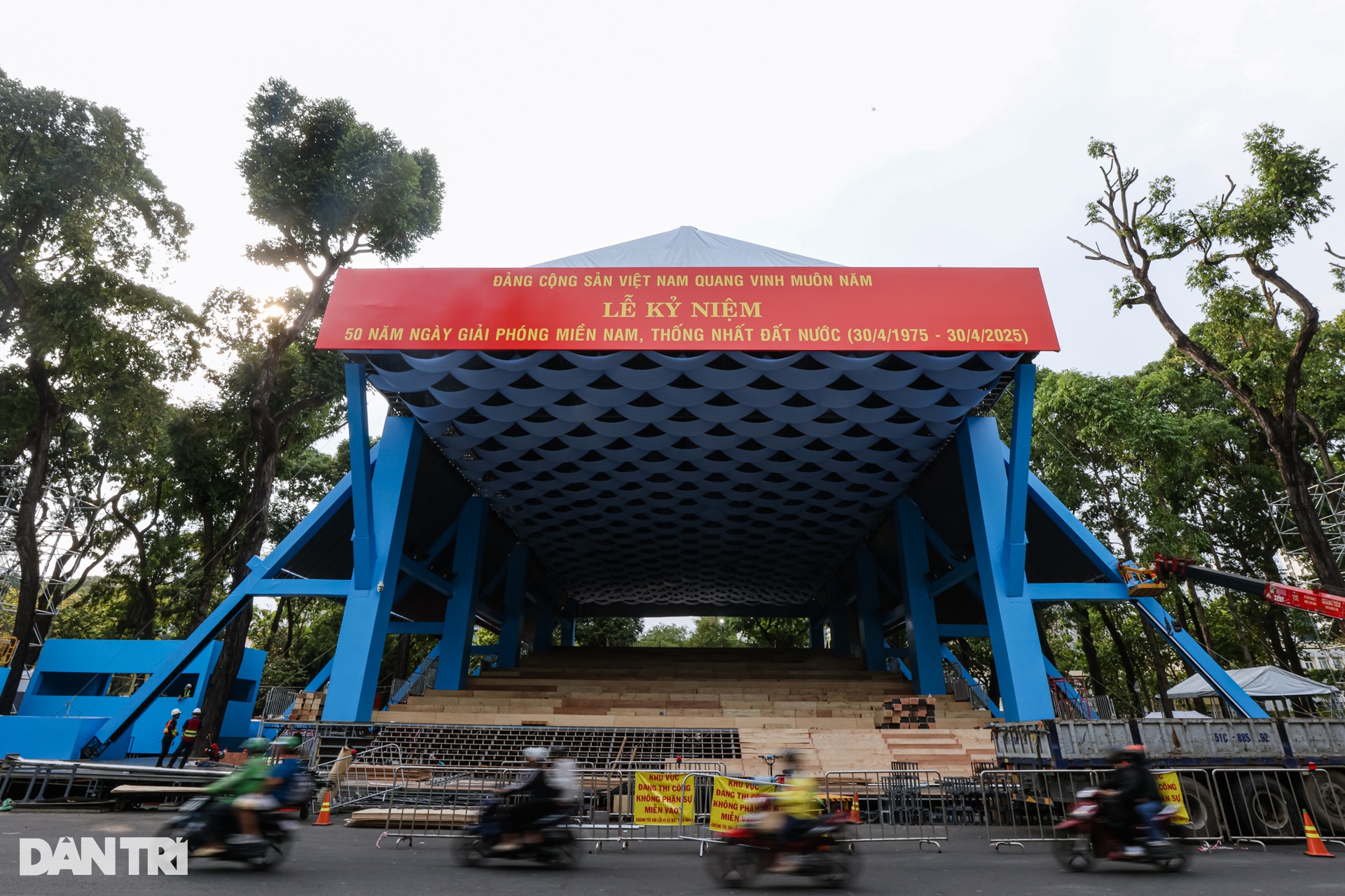 Sân khấu, khán đài chuẩn bị cho đại lễ 30/4 ở TPHCM dần hoàn thiện - 5 Sân khấu, khán đài chuẩn bị cho đại lễ 30/4 ở TPHCM dần hoàn thiện - 5
