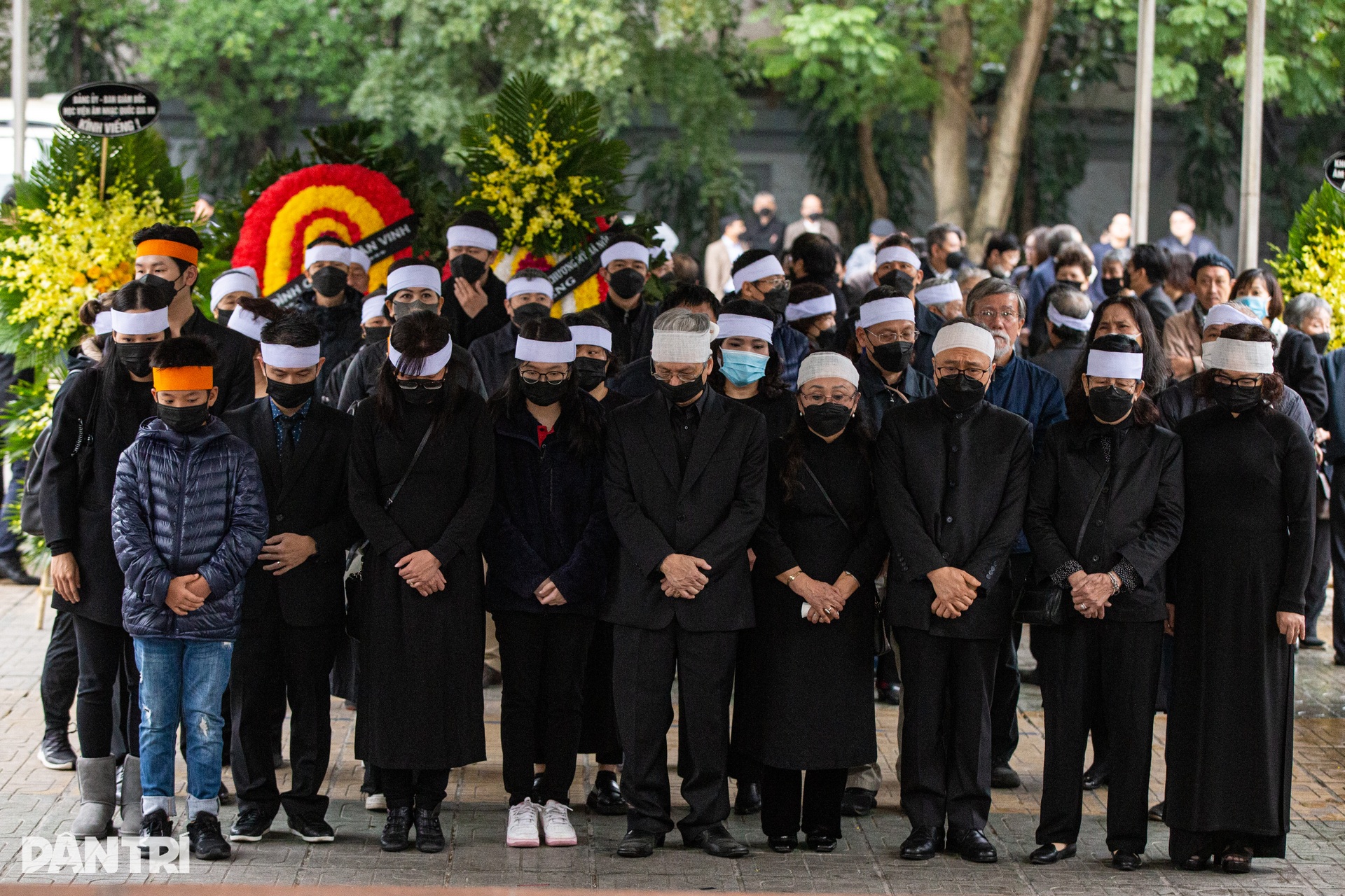 NS Đặng Thái Sơn chơi Hành khúc tang lễ tiễn biệt mẹ - NGND Thái Thị Liên - 6 NS Đặng Thái Sơn chơi Hành khúc tang lễ tiễn biệt mẹ - NGND Thái Thị Liên - 6