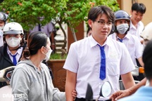 Sĩ tử Cần Thơ rầu rĩ vì đề toán quá khó, nhiều em bỏ phần câu hỏi