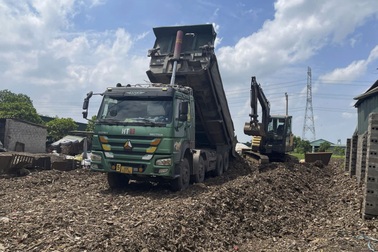 Phát hiện các đối tượng chôn trái phép chất thải công nghiệp ở Hưng Yên