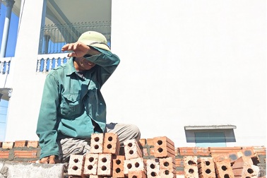 Nghề thợ xây: Sợ thiếu “cái ăn” hơn cái nắng