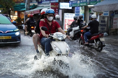 Mưa lớn gặp triều cường, người dân TPHCM “bì bõm” giữa đường ngập
