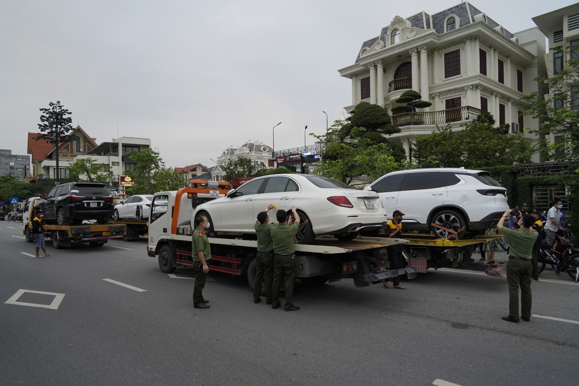 Vì sao 4 xe sang bị tạm giữ trong vụ bắt nguyên Chủ tịch TP Hạ Long? - 1 Vì sao 4 xe sang bị tạm giữ trong vụ bắt nguyên Chủ tịch TP Hạ Long? - 1