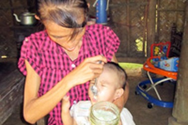 Lại bé 2 tuổi mang 2 trọng bệnh chỉ có cơm chan với nước canh