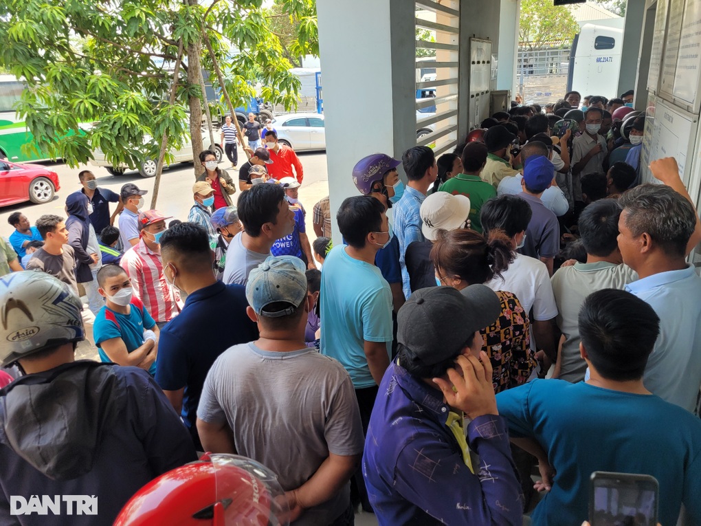 Doanh nghiệp ở Đồng Nai mong được gỡ khó khi phải xếp hàng đăng kiểm - 1 Doanh nghiệp ở Đồng Nai mong được gỡ khó khi phải xếp hàng đăng kiểm - 1