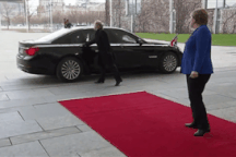 Video Thủ tướng Anh bị “mắc kẹt” trong xe trước mặt Thủ tướng Đức