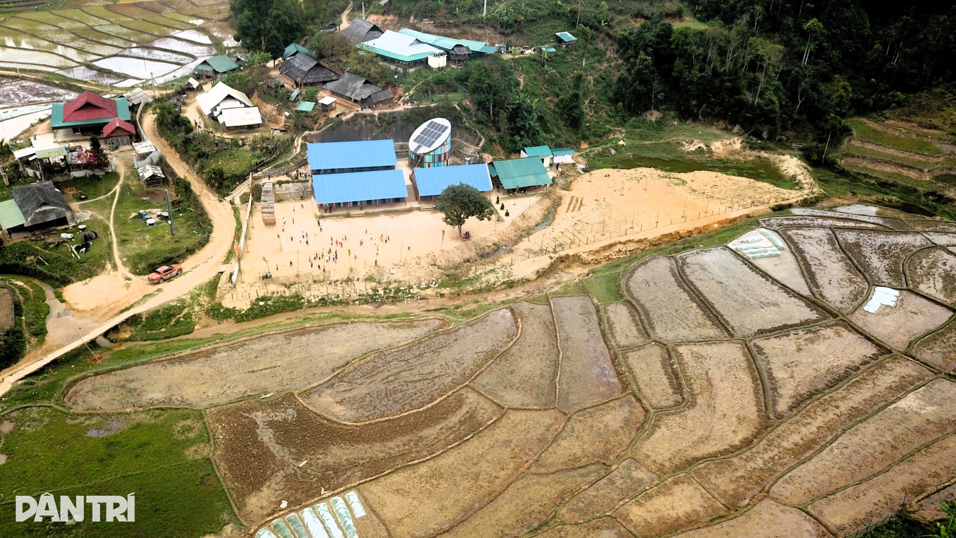 Học sinh vùng biên học tập trong ngôi trường thiếu trước, hở sau - 2 Học sinh vùng biên học tập trong ngôi trường thiếu trước, hở sau - 2