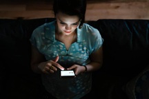 Tài khoản facebook "bay màu như một trò đùa", hóa ra vợ tôi xem clip bậy bạ