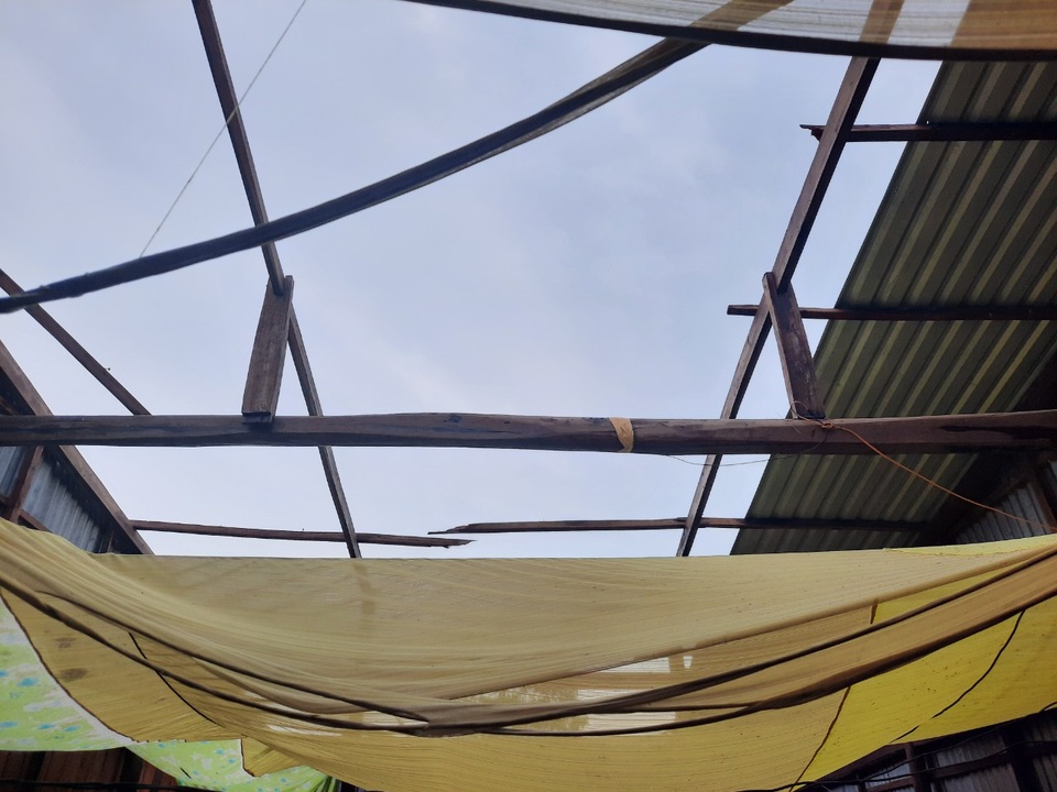 Lốc xoáy quét qua, cuốn phăng hàng chục căn nhà - 2 Lốc xoáy quét qua, cuốn phăng hàng chục căn nhà - 2