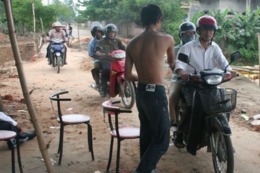 Kiếm bộn tiền nhờ… cầu sập