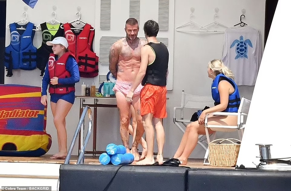 David Beckham khoe vóc dáng nam thần trong kỳ nghỉ hè sang chảnh - 3 David Beckham khoe vóc dáng nam thần trong kỳ nghỉ hè sang chảnh - 3