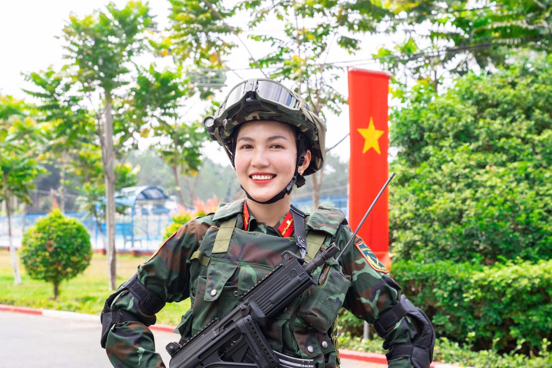 Cô gái xinh đẹp trong video trò chuyện với Đại tướng Phan Văn Giang gây sốt - 1 Cô gái xinh đẹp trong video trò chuyện với Đại tướng Phan Văn Giang gây sốt - 1