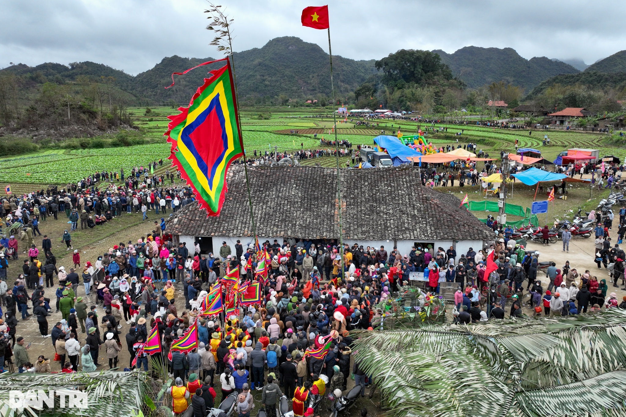Trai đinh Lạng Sơn rước của quý dài hơn 1m trong lễ hội Ná Nhèm - 1