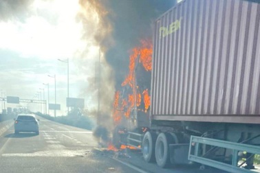 Đầu kéo container cháy ngùn ngụt trên cao tốc TPHCM - Long Thành - Dầu Giây