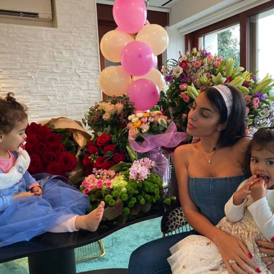 Bạn gái C.Ronaldo mập mờ ám chỉ chuyện đã bí mật kết hôn - 1 Bạn gái C.Ronaldo mập mờ ám chỉ chuyện đã bí mật kết hôn - 1