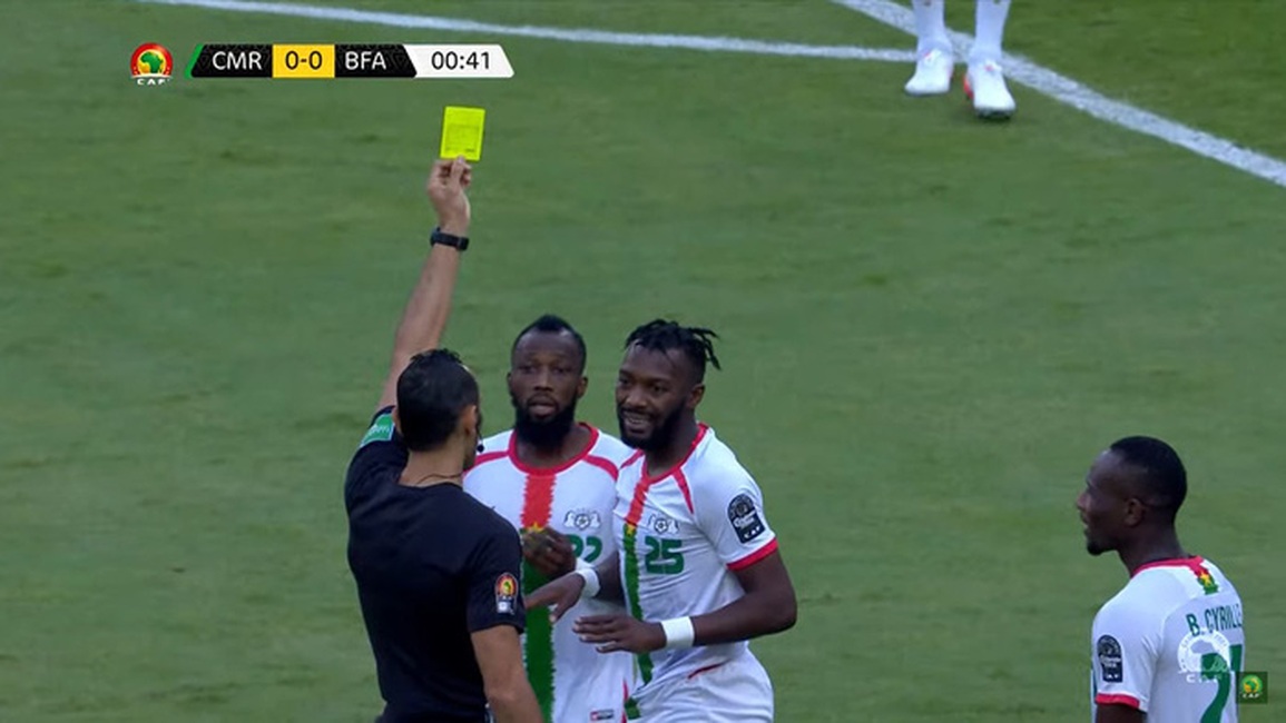 Rợn người với pha bỏ bóng đạp người kinh hoàng và cái kết ít ai ngờ - 2