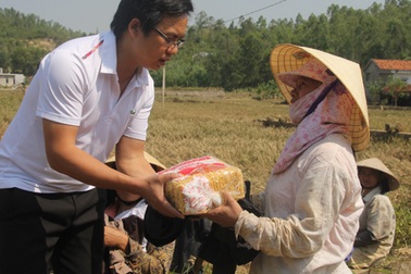 Bạn đọc báo Dân trí tiếp tục sẻ chia cùng bà con vùng lũ xứ Nghệ