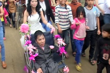 Đám cưới xúc động của chàng trai tật nguyền và cô dâu xinh đẹp