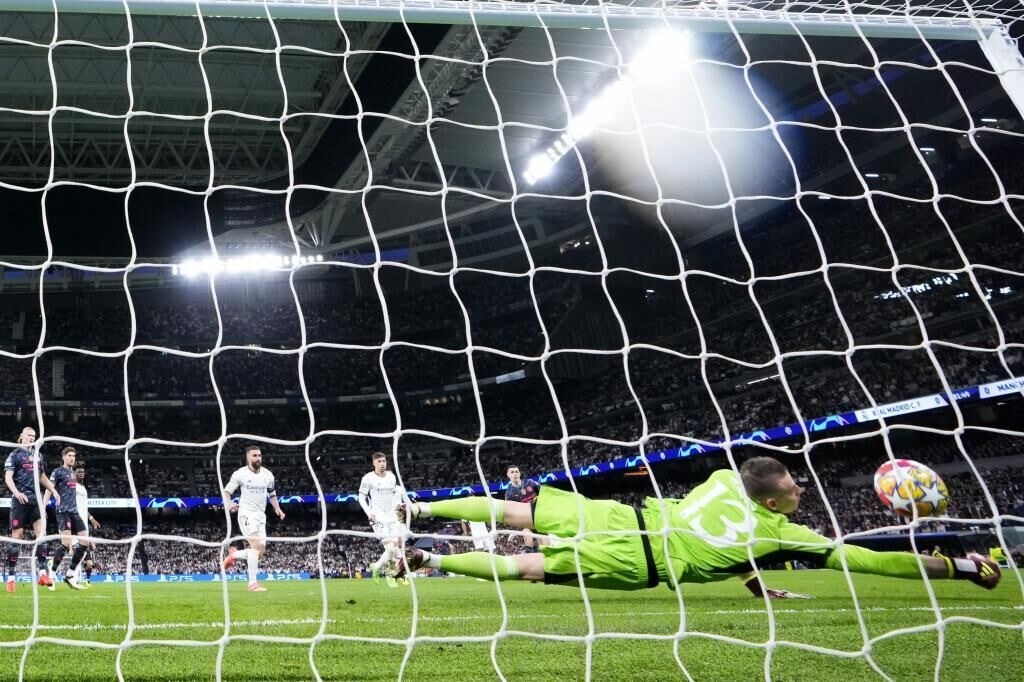 Bernado Silva làm tung lưới Real Madrid chỉ sau 2 phút bóng lăn từ quả đá phạt ngoài vòng cấm (Ảnh: Getty).