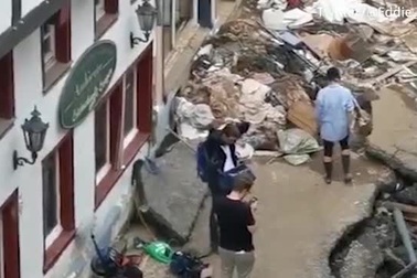 Nữ phóng viên tự bôi bùn rồi nói vừa giúp người dân vùng ngập lụt dọn dẹp