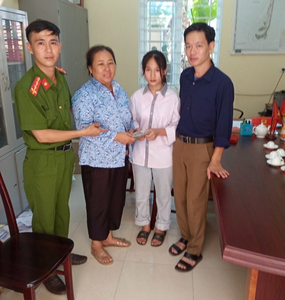 Nhặt được gần 40 triệu đồng, nữ sinh lớp 8 trả lại người đánh rơi - 1 Nhặt được gần 40 triệu đồng, nữ sinh lớp 8 trả lại người đánh rơi - 1