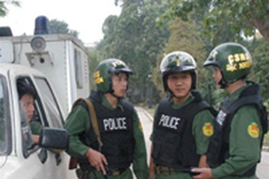 Dùng quả nổ, dùi cui điện tấn công cảnh sát đặc nhiệm