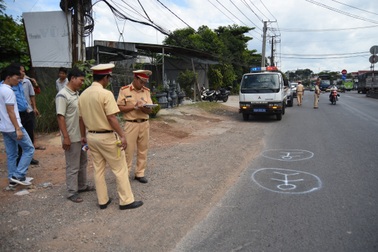 Xử phạt hành chính 2 tài xế xe đưa đón làm rơi học sinh xuống đường