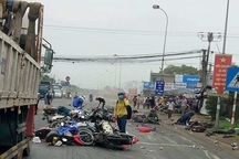 Xe container lao vào dòng xe dừng đèn đỏ, 4 người chết, hơn 10 người bị thương