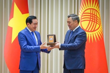 Tổng thống Kyrgyzstan trao Huân chương Dostuk cho lãnh đạo ROX Group