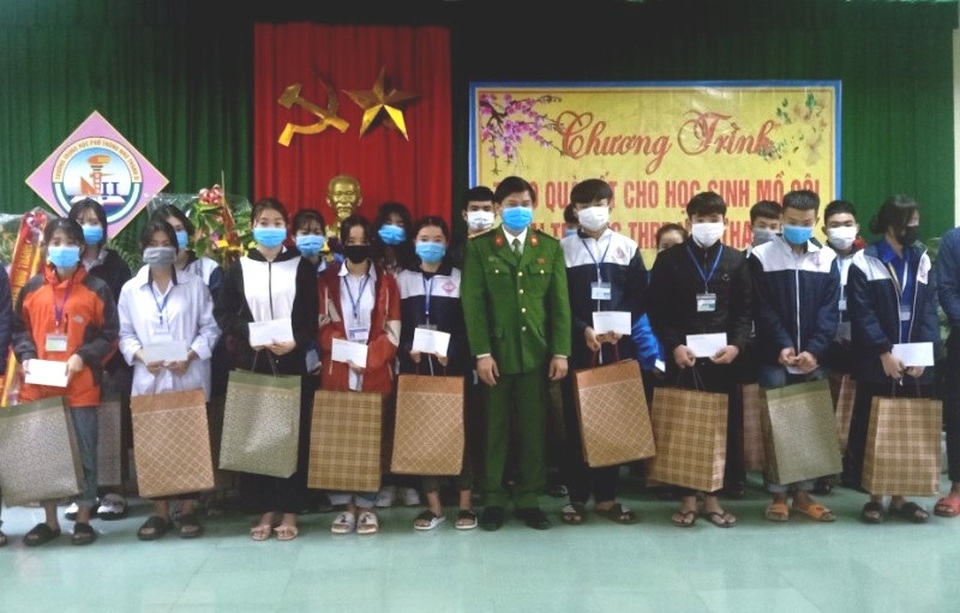 Cán bộ công an ủng hộ lương tặng quà Tết cho học sinh nghèo - 1 Cán bộ công an ủng hộ lương tặng quà Tết cho học sinh nghèo - 1