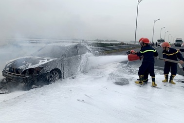 Đang "mát ga" trên cao tốc, xế hộp bất ngờ bốc cháy dữ dội